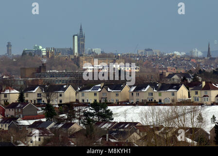 Glasgow, Schottland, Vereinigtes Königreich 18. März. UK Wetter: West End und knightswood über Nacht Schnee gibt Weg für sonniges Wetter, nachdem die Temperaturen in der Nacht vom Mini Tier fiel aus dem Osten die Dächer wieder klar. Gerard Fähre / alamy Nachrichten Stockfoto