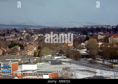 Glasgow, Schottland, Vereinigtes Königreich 18. März. UK Wetter: Blairdardie Norden knightswood Forth und Clyde Kanal über Nacht Schnee gibt Weg für sonniges Wetter, nachdem die Temperaturen in der Nacht vom Mini Tier fiel aus dem Osten die Dächer wieder klar. Gerard Fähre / alamy Nachrichten Stockfoto