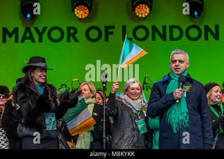 Bürgermeister von London, Sadiq Khan spricht auf dem Trafalgar Square in London vor der führenden irischen Frauen - der Londoner St. Patrick's Day Parade von Piccadilly zum Trafalgar Square. Credit: Guy Bell/Alamy leben Nachrichten Stockfoto