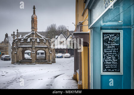 UK Wetter - Die Wiltshire Stadt Malmesbury wacht auf und über die noch eine Decke von pulvrigen Schnee als ein weiterer Kälteeinbruch bringt winterlichen Bedingungen zu den Südwesten Englands. Credit: Terry Mathews/Alamy leben Nachrichten Stockfoto