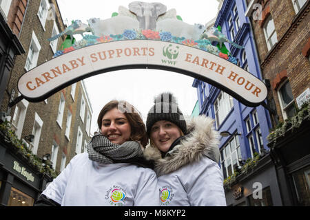 London, Großbritannien. 18. März, 2018. Vertreter des Büros der Internationalen Recycling (BIR) starten weltweites Recycling Tag mit einem öffentliches Engagement Ereignis in der Carnaby Street demonstriert die Bedeutung des Recycling. Weltweites Recycling Tag als Tag für die Umsetzung globaler Wandel, veränderte Wahrnehmungen der Menschen über Recycling bestimmt sind, ist die Hervorhebung als globaler Verantwortung und Förderung von wiederverwertbaren Materialien als "vital siebter Ressource". Nies und 35 angegliederten Nation Quelle: Mark Kerrison/Alamy Leben Nachrichten angezeigt werden. Stockfoto