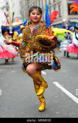 Morenada Bloque Kantuta bolivianische Folk-gruppe extravagant gekleideten Frauen Mädchen Tänzerin in der St. Patrick's Day Parade London 2018 Stockfoto