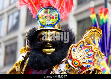 Morenada Bloque Kantuta bolivianische Folk-gruppe extravagant gekleidete Tänzerin in Maske in der St. Patrick's Day Parade, London, 2018 Stockfoto