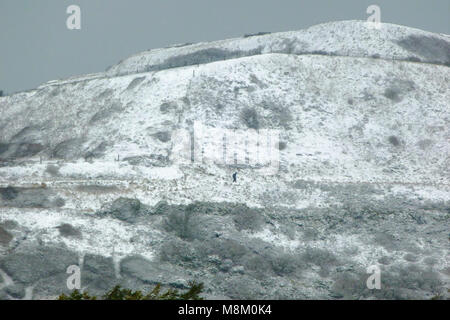 Portland, Dorset. März 2018 18 - ein Mann schneidet eine einsame Figur, Stapfen durch die selten gesehene Schnee, der Verne gemeinsamen auf der Isle of Portland in Dorset Credit: stuart Hartmut Ost/Alamy leben Nachrichten Stockfoto