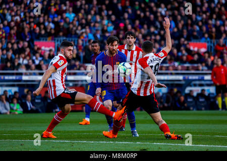 März 18, 2018 - Barcelona, Barcelona, Spanien - (10) Messi zwischen (12) und (18) Núñez de Marcos während des La Liga Match zwischen dem FC Barcelona und Ath. Bilbao spielte im Camp Nou. Credit: Joan Gosa Badia/Alamy Credit: Joan Gosa Badia/Alamy leben Nachrichten Stockfoto