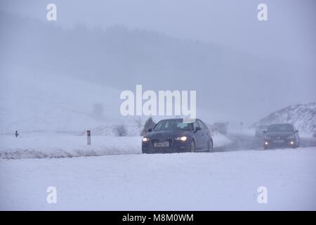 Geschichte Waffen, Powys A470, Wales, UK. 18. März 2018. Die 'mini Tier aus dem Osten' Schnee und starkem Wind über Nacht nach Wales gebracht hat und ins Heute. Autos durch den Pass an der Geschichte Waffen in den Brecon Beacons. Alle anderen Mountainbike Routen in South Wales unpassierbar sind und Schneepflüge haben diese geöffnet gewesen wie Schnee treiben in Gale force Winds. Die Bedingungen können nur als Blizzard beschrieben werden, Temperatur minus 4 C und mit Windchill Es fühlt sich an wie minus 20. Foto: IAN HOMER/e Leben Nachrichten Stockfoto