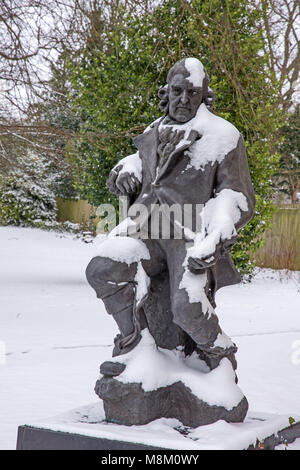 Lichfield, Staffordshire, England. 18. März 2018. Frischer Schnee auf der Statue von Erasmus Darwin im Beacon Park, Lichfield. Statue des einheimischen Künstlers Peter Walker. Quelle: David Keith Jones/Alamy leben Nachrichten Stockfoto