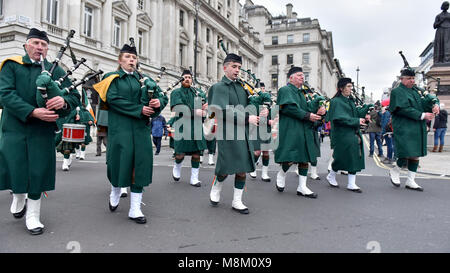 London, Großbritannien. 18. März 2018. Eine marching band, Spaziergänge durch. Der 16. jährlichen London St. Patrick's Day Parade erfolgt durch das Zentrum von London. Zehntausende Menschen genießen Sie die Parade als auch Feierlichkeiten in Trafalgar Square. Der Fall stellt das Beste der irischen Essen, Musik, Gesang, Tanz, Kunst und Kultur und in diesem Jahr feiert die Leistungen und Erfolge der irischen Londoner Frauen als Teil der Bürgermeister von London# BehindEveryGreatCity Kampagne. Credit: Stephen Chung/Alamy leben Nachrichten Stockfoto