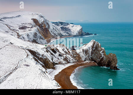 Lulworth, Dorset, Großbritannien. 18. März 2018. UK Wetter. Durdle Door auf der Jurassic Coast von Dorset mit einer Schneedecke nach einem Morgen von schweren winterliche Duschen. Foto: Graham Jagd-/Alamy Leben Nachrichten. Stockfoto