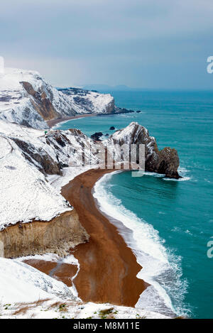 Lulworth, Dorset, Großbritannien. 18. März 2018. UK Wetter. Durdle Door auf der Jurassic Coast von Dorset mit einer Schneedecke nach einem Morgen von schweren winterliche Duschen. Foto: Graham Jagd-/Alamy Leben Nachrichten. Stockfoto