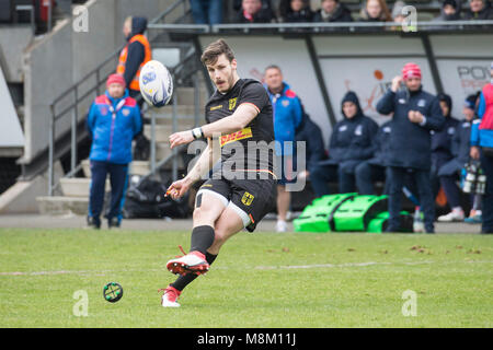 18 März 2018, Deutschland, Köln: Match 5 der Rugby Europa Meisterschaft 2018. Manuel Mueller (15) sammelt in Deutschland die einzige Punkte mit einem Elfmeter. - Keine LEITUNG SERVICE - Foto: Jürgen Keßler/dpa Stockfoto