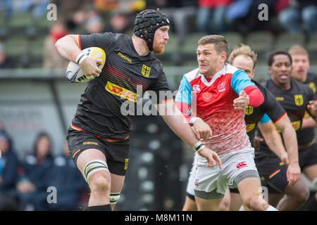 18 März 2018, Deutschland, Köln: Match 5 der Rugby Europa Meisterschaft 2018. Deutschlands Stefan Mau (4) gegen die Russische Valery Dorofeev (9). - Keine LEITUNG SERVICE - Foto: Jürgen Keßler/dpa Stockfoto