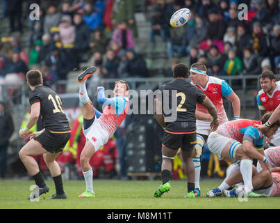 18 März 2018, Deutschland, Köln: Match 5 der Rugby Europa Meisterschaft 2018. Kick von Alexei Schtscherban (21), die zu einer erneuerten Russischen Angriff führt. - Keine LEITUNG SERVICE - Foto: Jürgen Keßler/dpa Stockfoto