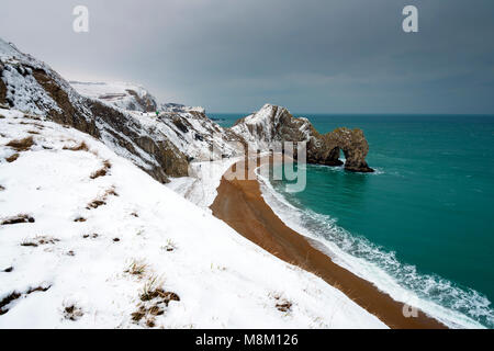 Lulworth, Dorset, Großbritannien. 18. März 2018. UK Wetter. Durdle Door auf der Jurassic Coast von Dorset mit einer Schneedecke nach einem Morgen von schweren winterliche Duschen. Foto: Graham Jagd-/Alamy Leben Nachrichten. Stockfoto