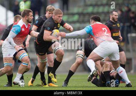 18 März 2018, Deutschland, Köln: Match 5 der Rugby Europa Meisterschaft 2018. Deutschlands Eric Marken versuchen zu laufen hinter Russland Valery Tsnobiladze. - Keine LEITUNG SERVICE - Foto: Jürgen Keßler/dpa Stockfoto