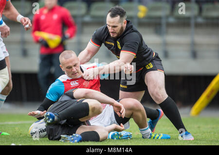 18 März 2018, Deutschland, Köln: Match 5 der Rugby Europa Meisterschaft 2018. Deutschlands Florian Wehrspann gegen Russlands Alexander Budychenko zu Boden. - Keine LEITUNG SERVICE - Foto: Jürgen Keßler/dpa Stockfoto