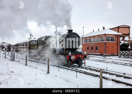 Kiddminster, UK. 18. März, 2018. LNER 'B12' Typ Dampflok Nr.8572 fährt von Kidderminster Station auf dem Severn Valley Railway in Schnee während ihrer 'Spring' Dampf Gala. Credit: Edward J Dyer/Alamy Leben Nachrichten. Stockfoto