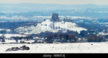 Corfe Castle, Dorset, Großbritannien. 18. März 2018. UK Wetter. Ein Blick auf die Ruine von Corfe Castle in Dorset mit der Landschaft um Sie herum im Schnee nach einem Morgen von schweren winterliche Duschen abgedeckt. Foto: Graham Jagd-/Alamy Leben Nachrichten. Stockfoto