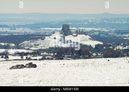 Corfe Castle, Dorset, Großbritannien. 18. März 2018. UK Wetter. Ein Blick auf die Ruine von Corfe Castle in Dorset mit der Landschaft um Sie herum im Schnee nach einem Morgen von schweren winterliche Duschen abgedeckt. Foto: Graham Jagd-/Alamy Leben Nachrichten. Stockfoto