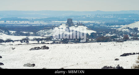 Corfe Castle, Dorset, Großbritannien. 18. März 2018. UK Wetter. Ein Blick auf die Ruine von Corfe Castle in Dorset mit der Landschaft um Sie herum im Schnee nach einem Morgen von schweren winterliche Duschen abgedeckt. Foto: Graham Jagd-/Alamy Leben Nachrichten. Stockfoto