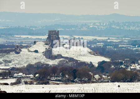 Corfe Castle, Dorset, Großbritannien. 18. März 2018. UK Wetter. Ein Blick auf die Ruine von Corfe Castle in Dorset mit der Landschaft um Sie herum im Schnee nach einem Morgen von schweren winterliche Duschen abgedeckt. Foto: Graham Jagd-/Alamy Leben Nachrichten. Stockfoto