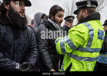 London, Großbritannien. 18. März, 2018. Hunderte erfassen bei Speakers' Corner, Hyde Park wartet eine Rede geschrieben von Generation Identität Martin Sellner, geliefert vom ehemaligen EDL leader Tommy Robinson zu hören. Credit: Guy Corbishley/Alamy leben Nachrichten Stockfoto