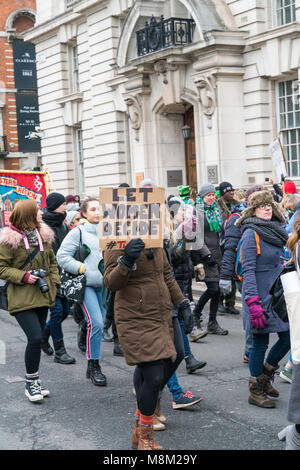 London, Großbritannien. 18. März 2018. Frau mit Plakat "Wir Frauen entscheiden' Protest gegen die Abtreibung in Irland. St Patrick's Parade in London. Credit: AndKa/Alamy leben Nachrichten Stockfoto