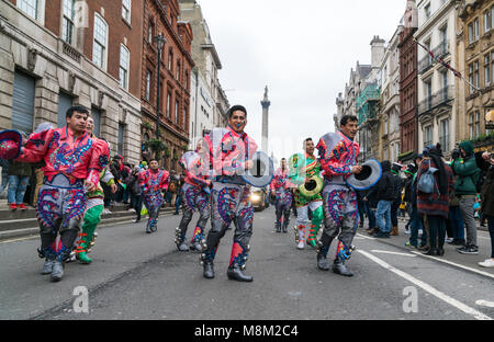 London, Großbritannien. 18. März 2018. Bunte, energetische Bolivianischen Tänzer unterhaltsam Menge St Patric's Parade in London Quelle: AndKa/Alamy leben Nachrichten Stockfoto