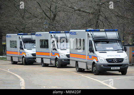 London, Großbritannien. 18. März, 2018. Es gab eine starke Polizeipräsenz im Hyde Park vor der Ankunft von Tommy Robinson (politischer Aktivist und Mitbegründer, ehemaliger Sprecher und Führer der English Defence League - EDL) bei Speakers Corner, London, Vereinigtes Königreich. Quelle: Michael Preston/Alamy leben Nachrichten Stockfoto