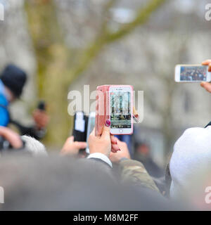 London, Großbritannien. 18. März, 2018. Nationalistische Demonstranten versuchen, film Tommy Robinson (politischer Aktivist und Mitbegründer, ehemaliger Sprecher und Führer der English Defence League - EDL), wie er an der Speakers Corner, Hyde Park, London, Großbritannien spricht. Die Ecke war sehr dicht mit mehreren hundert Leuten, was bedeutete, dass es praktisch für die große Mehrheit der Menschen unmöglich war, ihn zu sehen oder zu hören, was er sagte. Quelle: Michael Preston/Alamy leben Nachrichten Stockfoto