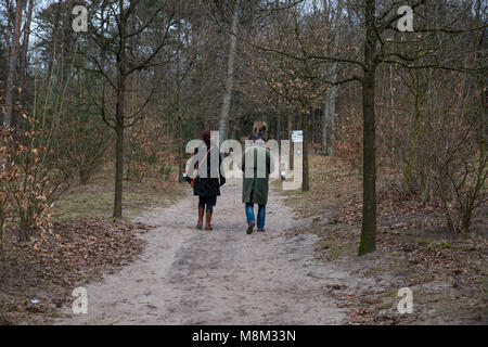 Austerlitz, Holland, 18-03-2018: unbekannte Menschen zu Fuß in den Wald zu der Pyramide des Auteritz, der pyramis ist der höchste Punkt ot dieses Teil in Holland und 1804 als Tribut an Napoleon Bonaparte Credit: chris Willemsen/Alamy Leben Nachrichten gebaut Stockfoto