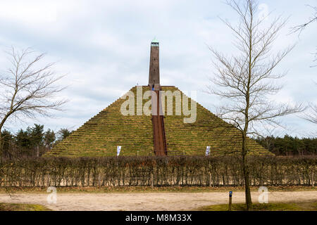 Austerlitz, Holland, 18-03-2018: unbekannter Menschen klettern die Pyramide des Auteritz, der pyramis ist der höchste Punkt ot dieses Teil in Holland und 1804 gebaut als ein Tribut an Napoleon Bonaparte. Stockfoto