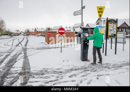 UK. Wetter, Ludlow, Shropshire, England, UK. 18. März 2018. Autofahrer zahlen für ein Parkplatz Ticket aus einer Maschine in einem verschneiten Parkplatz. Alan Beastall/Alamy leben Nachrichten Stockfoto