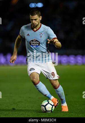 Viigo (Spanien). Spanisch ersten Liga Fußballspiel Celta de Vigo vs Malaga. Celta der Boye steuert die Kugel während des Celta vs Malaga Fußballspiel am Balaidos Stadion in Vigo, am 18. März 2018. Â© Rodriguez Alen Cordon drücken Sie Stockfoto