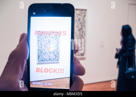 13 März 2018, USA, New York: Eine App für die 'MoMAR "Virtuelle Galerie auf einem MOBILEPHONE zeigt auf dem Display digital art Überlagerung das Gemälde "weißes Licht" von uns Künstler Jackson Pollock im Museum für Moderne Kunst (MoMA). Foto: Johannes Schmitt-Tegge/dpa Stockfoto