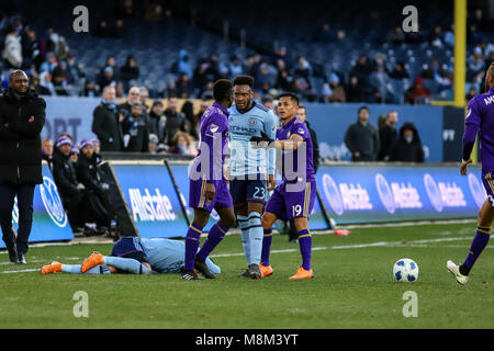 Bronx, NY, USA - 17. März 2018 - Rodney Wallace (23) starrt, Richie Laryea (6) Nach seinem starken auf Jesus Medina bekämpfen (19). Laryea hob eine gelbe Karte für das Foul. Stockfoto