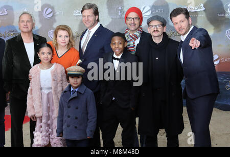 18 März 2018, Deutschland, Berlin: Schauspieler Uwe Ochsenknecht (L-R), Leighanne Esperanzate, Annette Frier, Eden Gough, Hanning Baum, Salomo Gordon, Christoph Maria Herbst, Milan Peschel und Regisseur Dennis Gansel anreisen, bei der Premiere des Films "Jim Knopf und Lukas der Lokomotivführer" (Lit. Jim Knopf und Lukas der Lokomotivführer). Der Film kommt in den deutschen Kinos am 29. März. Foto: Jörg Carstensen/dpa Stockfoto