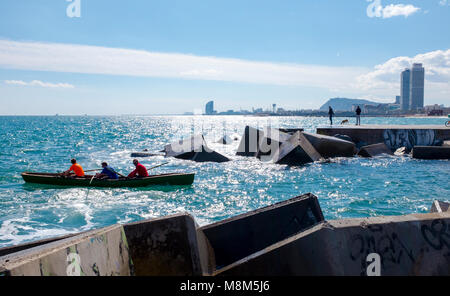 Barcelona, Spanien. 18 Mär, 2018. Die 9 Meditteranean Currach Regatta, Barcelona, 18. März 2018, an der Base Nautica Sailing Club. Die currach ist eine traditionelle irische Holz gerahmt Boot, über die Haut, verstecken oder die Leinwand gespannt ist - obwohl oft synthetische Materialien verwendet werden. Credit: deadlyphoto.com/Alamy leben Nachrichten Stockfoto