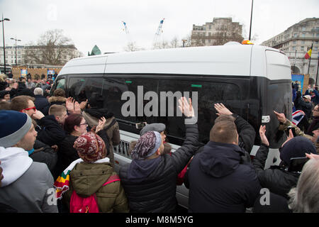 London UK 18 März 2018 Anhänger von Tommy Robinson um einen Van sammeln Transport der politische Aktivist. Credit: Thabo Jaiyesimi/Alamy leben Nachrichten Stockfoto