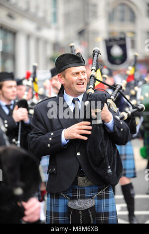 London, Großbritannien. 18. März, 2018. Eine irische dudelsackpfeifer von der Maine Öffentliche Sicherheit Rohr + Drum Corps fertig, an Day Parade des jährlichen St. Patrick in Central London, England, Vereinigtes Königreich zu spielen. Quelle: Michael Preston/Alamy leben Nachrichten Stockfoto