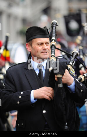 London, Großbritannien. 18. März, 2018. Eine irische dudelsackpfeifer von der Maine Öffentliche Sicherheit Rohr + Drum Corps fertig, an Day Parade des jährlichen St. Patrick in Central London, England, Vereinigtes Königreich zu spielen. Quelle: Michael Preston/Alamy leben Nachrichten Stockfoto