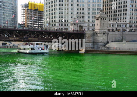 Chicago, Illinois, USA, 18. März 2018: 24-Stunden nach gefärbt, den Chicago River behält es hell Grün für St. Patrick's Day. Credit: D Gast Smith/Alamy leben Nachrichten Stockfoto