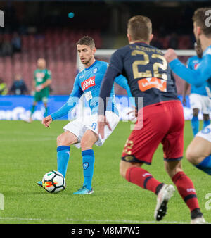 Neapel, Kampanien, Italien. 18 Mär, 2018. Jorginho (S) des SSC Napoli konkurriert mit Ronaldo von Genua CFC während der Serie ein Fußballspiel zwischen SSC Napoli und Genoa CFC in San Paolo Stadion. Final Score Credit: Ernesto Vicinanza/SOPA Images/ZUMA Draht/Alamy leben Nachrichten Stockfoto