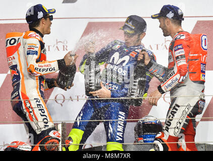 Doha, Katar. 18 Mär, 2018. Der Meister der italienischen MotoGP-Fahrer Andrea Dovizioso (R) von Ducati, den dritten Platz der italienischen MotoGP-Fahrer Valentino Rossi (C) von Movistar Yamaha und der zweite Platz spanische MotoGP-Fahrer Marc Marquez von Repsol Honda Team auf das Podest nach dem MotoGP Grand Prix 2018 von Katar auf dem Losail International Circuit in Doha, Hauptstadt von Katar, am 18. März 2018. Credit: Nikku/Xinhua/Alamy leben Nachrichten Stockfoto