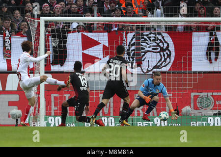 Köln, Deutschland. 18 Mär, 2018. Yuya Osako (1 L) von Köln konkurriert bei der Bundesliga Fußball Match zwischen Köln und Leverkusen in Köln, Deutschland, 18. März 2018. Köln gewann 2-0. Credit: Ulrich Hufnagel/Xinhua/Alamy leben Nachrichten Stockfoto