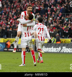 Köln, Deutschland. 18 Mär, 2018. Simon Zoller (Vorne) feiert mit seinen Teamkollegen in der Bundesliga Fußball Match zwischen Köln und Leverkusen in Köln, Deutschland, 18. März 2018. Köln gewann 2-0. Credit: Ulrich Hufnagel/Xinhua/Alamy leben Nachrichten Stockfoto