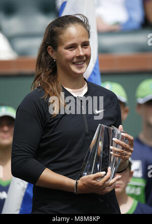 Los Angeles, Kalifornien, USA. 18 Mär, 2018. Darja Kasatkina Russlands spricht an der Trophäe Präsentation nach Ihren Verlust zu Naomi Osaka in Japan während der Damen Finale der BNP Paribas Open Tennis Turnier am Sonntag, 18. März im kalifornischen Indian Wells 2018. Credit: Ringo Chiu/ZUMA Draht/Alamy leben Nachrichten Stockfoto