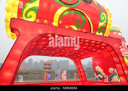 Xi'an, China. März 18, 2018 - März 2018 18: Verschiedene festliche Laternen können an Datang Furong Garten auf Dragon Head heben Tag in Xi'an, Provinz Shaanxi im Nordwesten Chinas gesehen werden. Credit: SIPA Asien/ZUMA Draht/Alamy leben Nachrichten Stockfoto