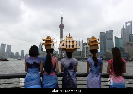 Shanghai, Shanghai, China. 19 Mär, 2018. Shanghai, China, 16. März 2018: Frauen tragen traditionelle taoistische Tempel geformte Hüte posieren für Fotos am Bund in Shanghai, 16. März 2018. Credit: SIPA Asien/ZUMA Draht/Alamy leben Nachrichten Stockfoto