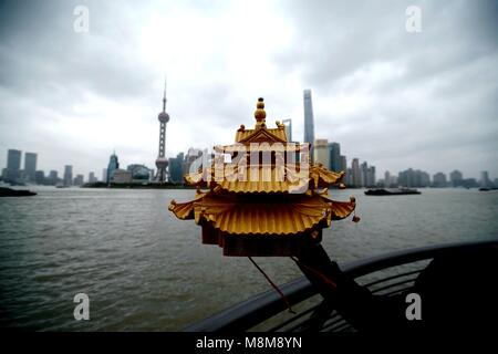 Shanghai, Shanghai, China. 19 Mär, 2018. Shanghai, China, 16. März 2018: Frauen tragen traditionelle taoistische Tempel geformte Hüte posieren für Fotos am Bund in Shanghai, 16. März 2018. Credit: SIPA Asien/ZUMA Draht/Alamy leben Nachrichten Stockfoto